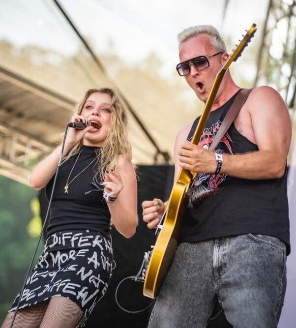 Denisa Gyürkeová a Martin Dolejš společně na pódiu